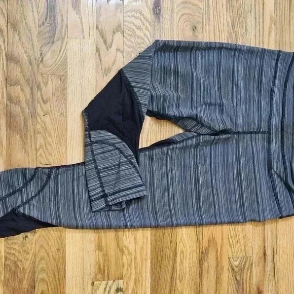 Lululemon Run Inspire Crop Size 8 EUC - Picture 8 of 12